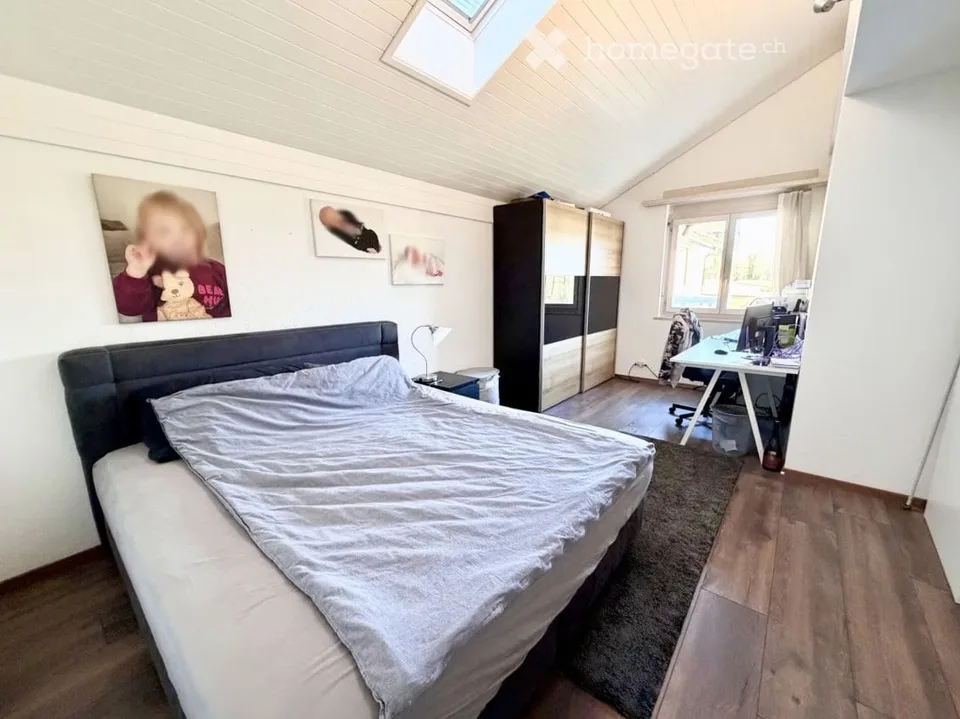 Maison mitoyenne de 4,5 pièces avec grand jardin et potentiel