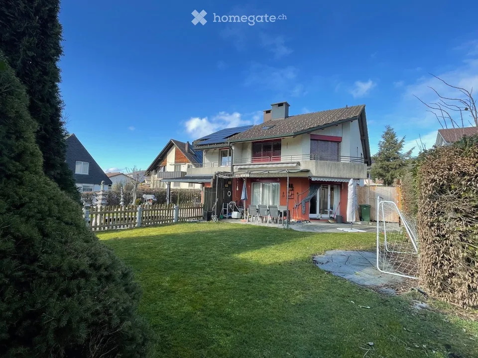 Maison mitoyenne de 4,5 pièces avec grand jardin et potentiel