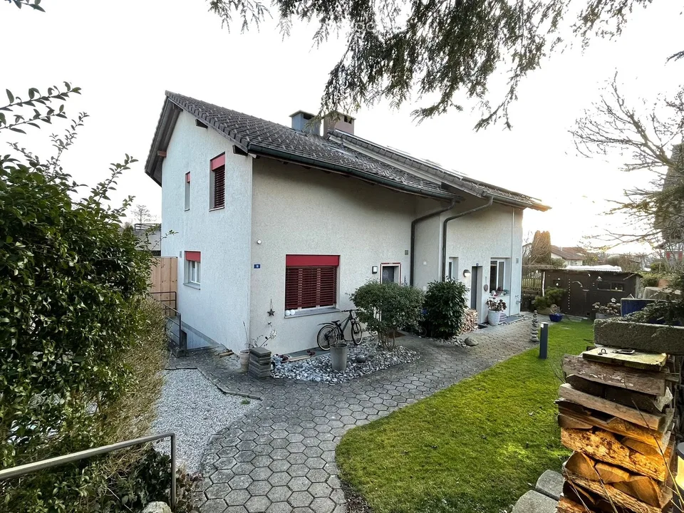 4.5-Zi. Doppelhaushälfte mit grossem Garten & Potenzial