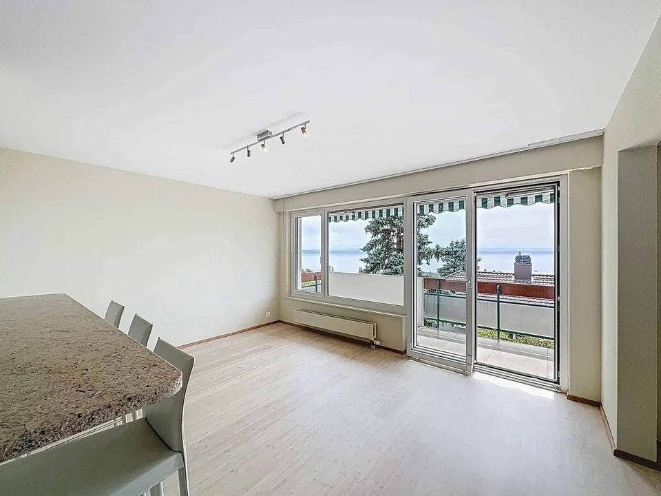 Elegantes 4.5-Zimmer-Wohnung mit Balkon in Auvernier, zwischen See und Weinbergen