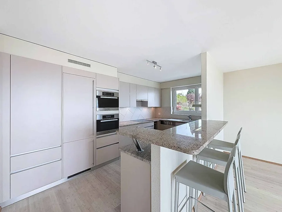 Elegantes 4.5-Zimmer-Wohnung mit Balkon in Auvernier, zwischen See und Weinbergen