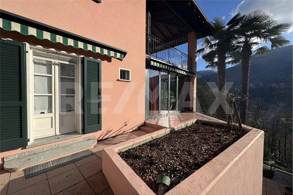Elegante villa con piscina, bosco privato e vista sulla natura