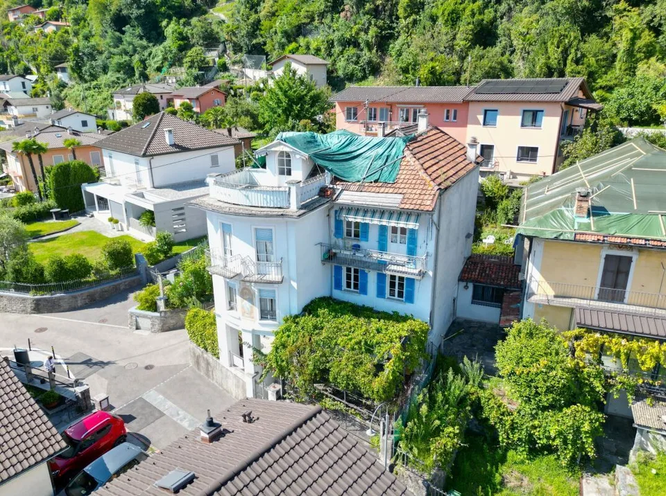 Grosses Haus zur Renovation mit Panoramaterrasse in Solduno