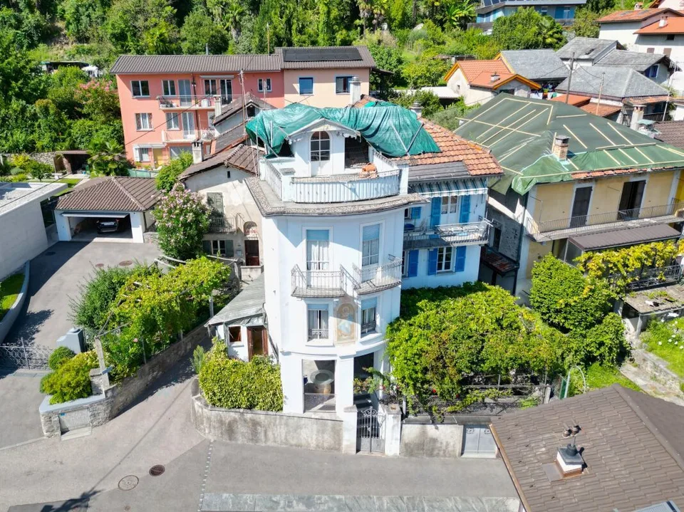 Grosses Haus zur Renovation mit Panoramaterrasse in Solduno