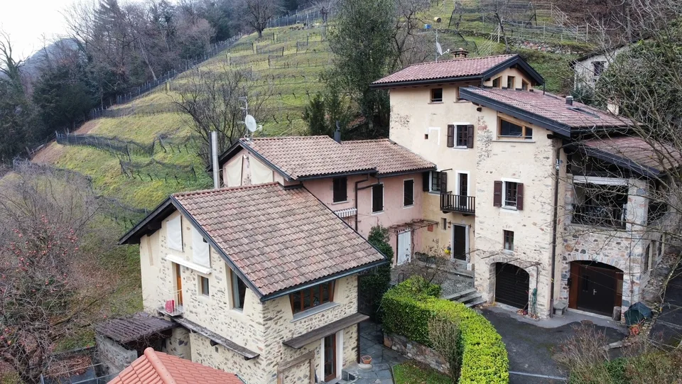SPAZIOSA CASA DI NUCLEO CON GIARDINO