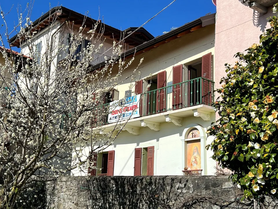 Charakteristisches Dorfhaus mit Balkon in ruhiger und sonniger Lage im historischen Ortskern