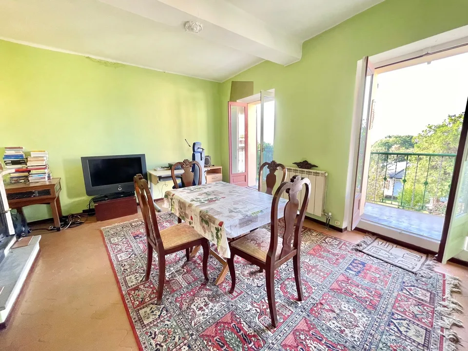 Caratteristico villaggio con balcone in una posizione tranquilla e soleggiata nel centro storico