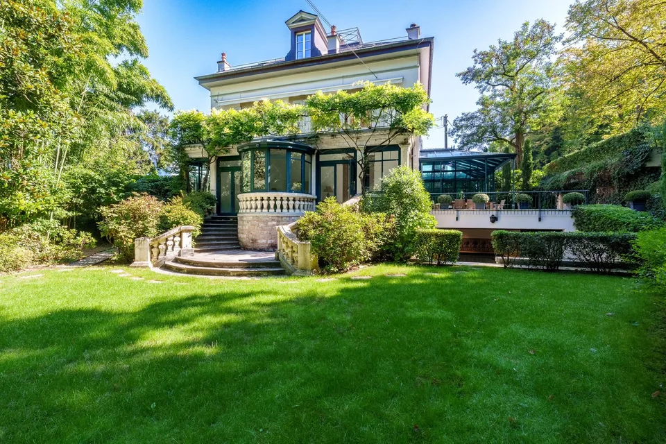 Superbe maison du XIXème siècle en plein centre-ville avec piscine intérieure