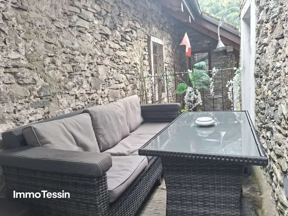 Cozy and renovated 3-room Nucleo Rustico full of charm in the historic center of Intragna – photo 12 of 13