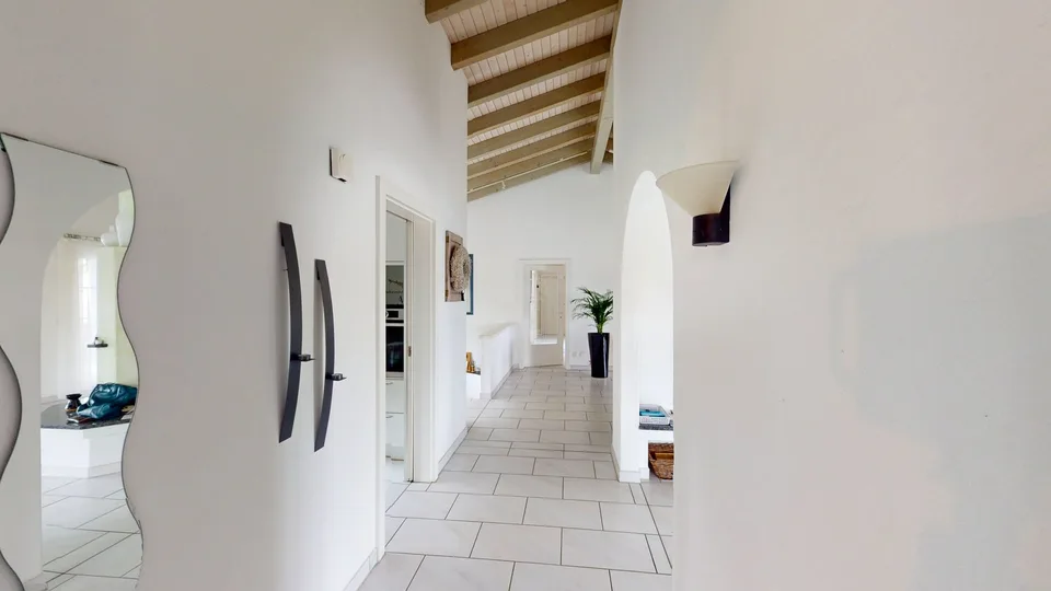 Casa unifamiliare con charme, vista lontana e sole della sera da sogno