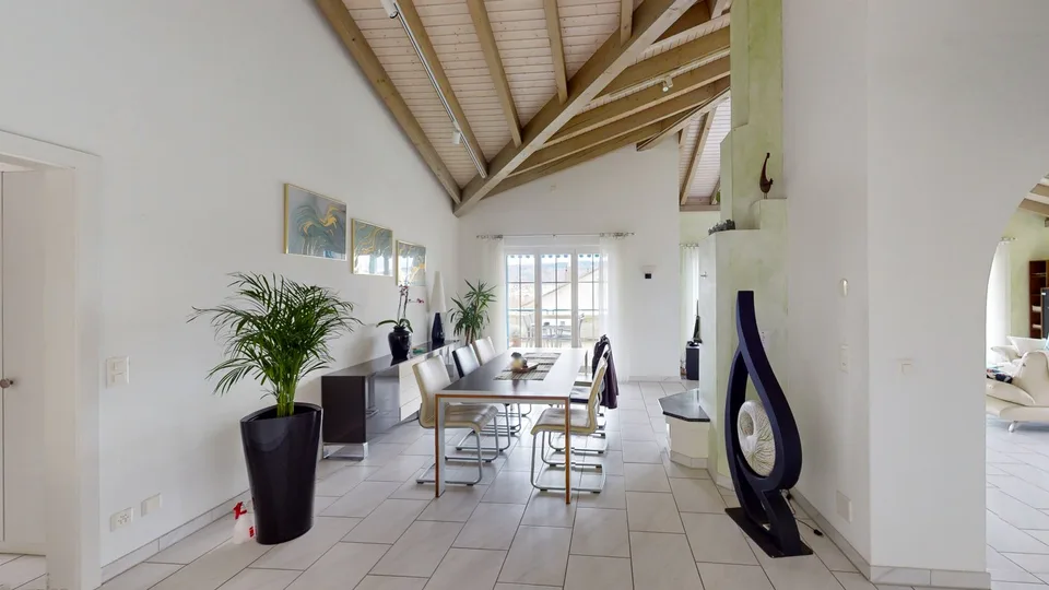 Casa unifamiliare con charme, vista lontana e sole della sera da sogno