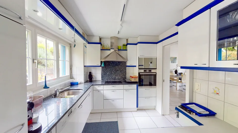 Casa unifamiliare con charme, vista lontana e sole della sera da sogno