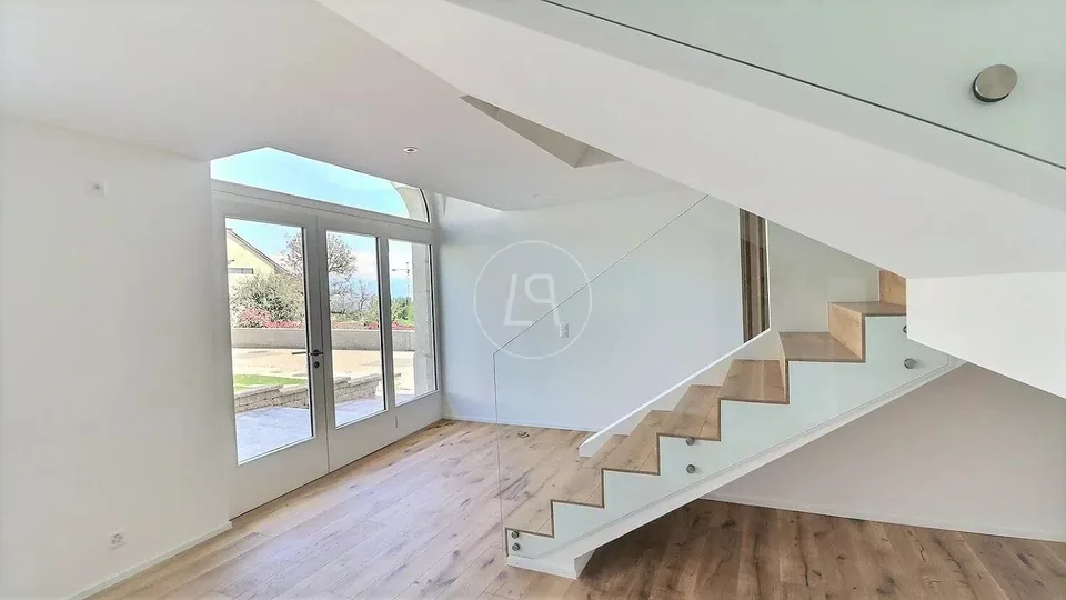 Appartamento ristrutturato in duplex con vista sul lago vicino a Rolle