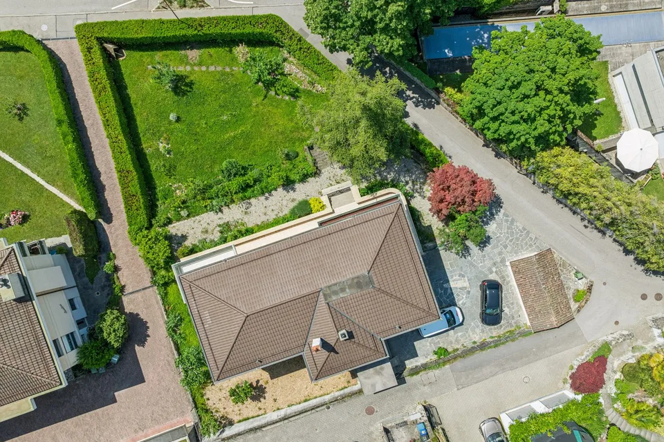 Colpo al cuore! Ben ristrutturato con due balconi e un giardino