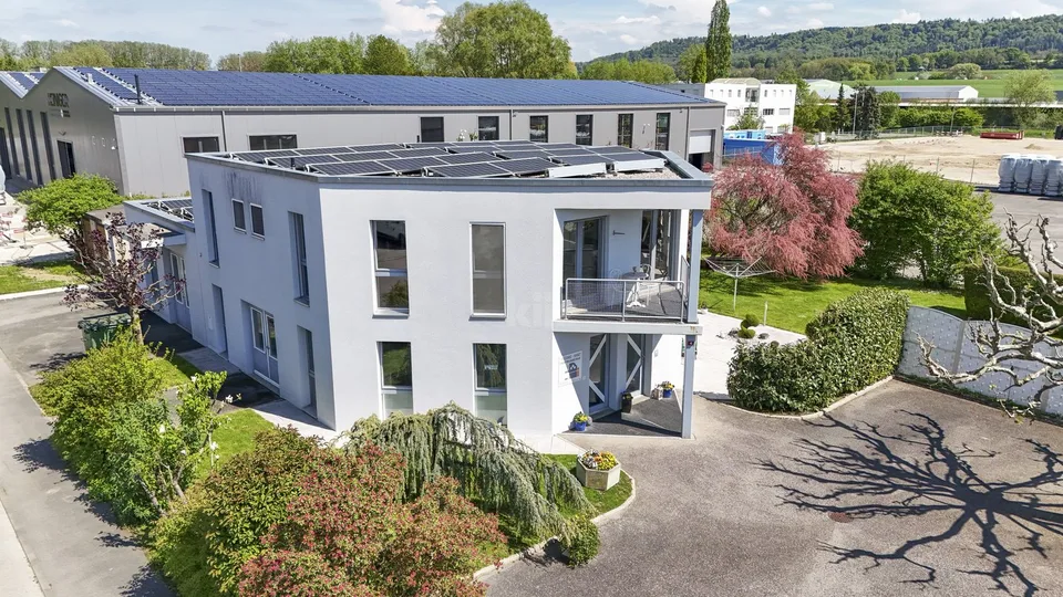 Habitation et atelier professionnel en zone industrielle