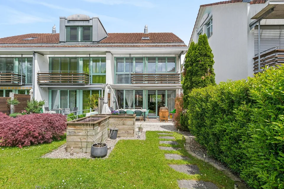 Ein Zuhause für alle Jahreszeiten - Garten im Sommer, Cheminée im W...