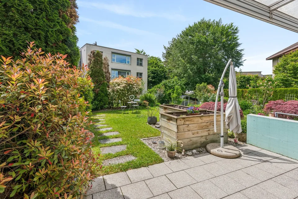 Ein Zuhause für alle Jahreszeiten - Garten im Sommer, Cheminée im W...