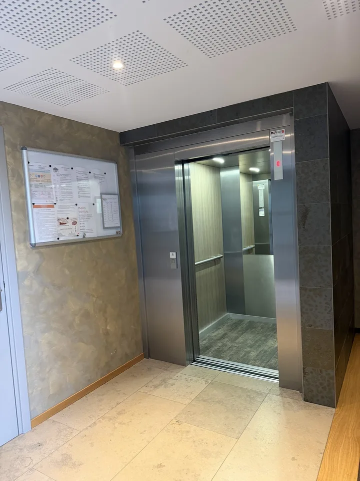 Hochwertige 2-Zimmer-Wohnung mit Terrasse, Garten und zwei Stellplätzen – Blotzheim (Frankreich) – Foto 10 von 14
