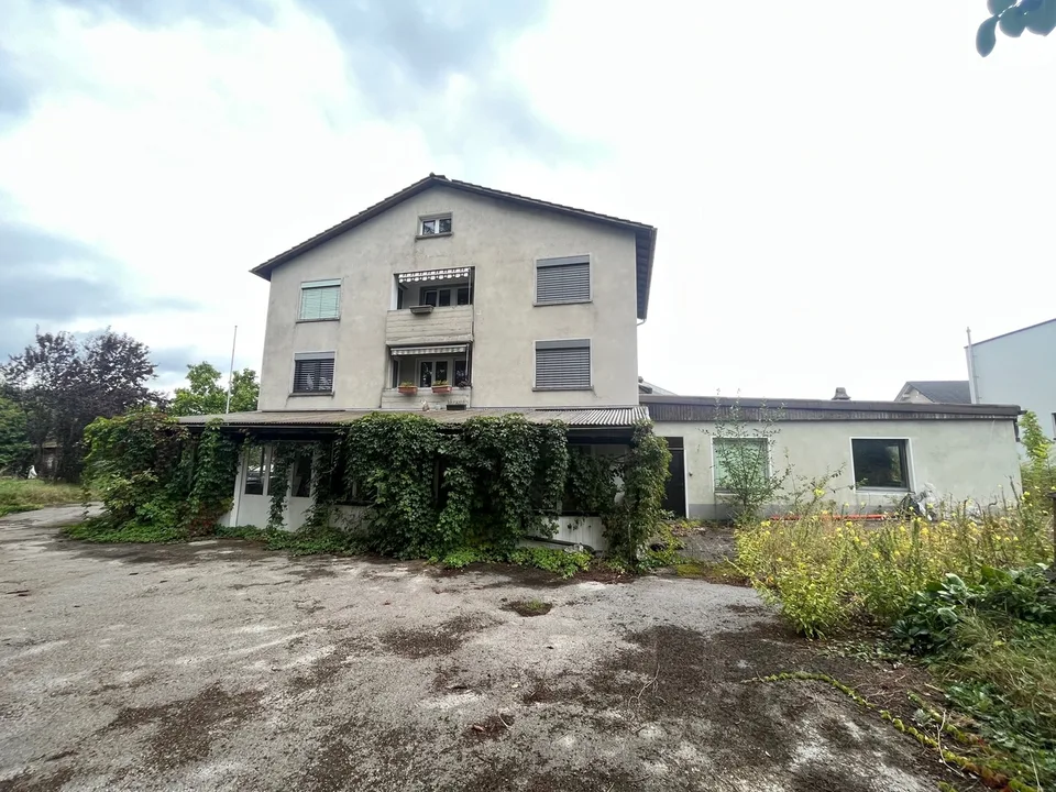 Immeuble mixte en rénovation à Rossemaison