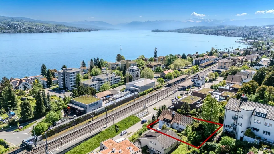 Reserviert: Stilvolles freistehendes 6.5-Zi-EFH mit 981 m² Grundstück, Seesicht und Entwicklungspotenzial in Oberrieden
