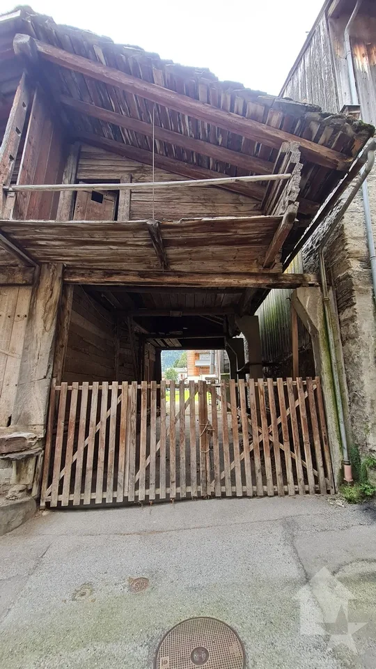 Un granaio da ristrutturare nel cuore del villaggio di Sembrancher – foto 7 di 12