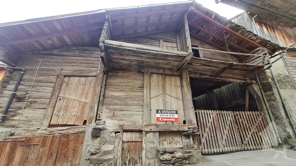 Un granaio da ristrutturare nel cuore del villaggio di Sembrancher – foto 8 di 12