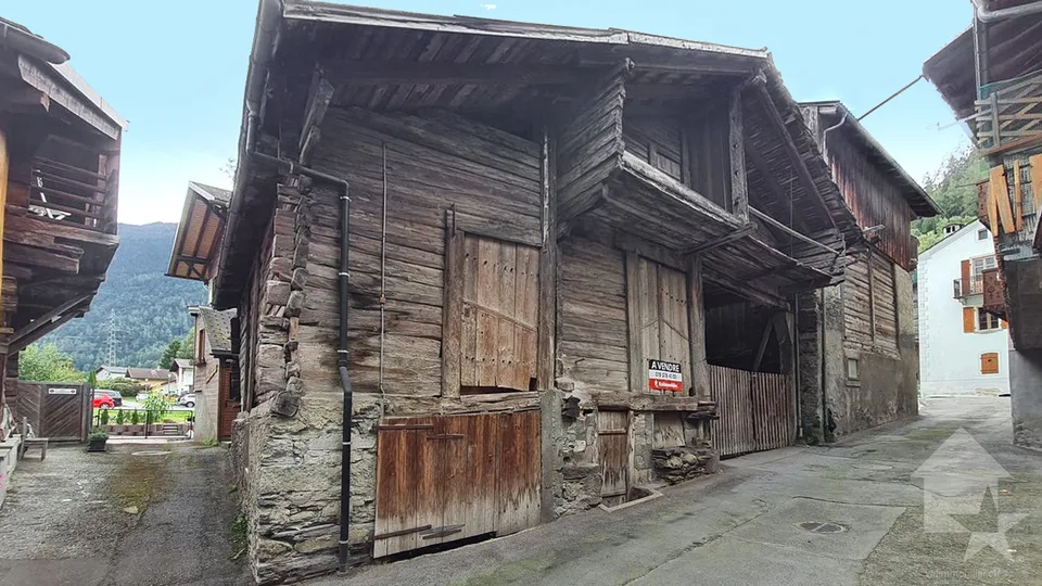 Un granaio da ristrutturare nel cuore del villaggio di Sembrancher – foto 9 di 12