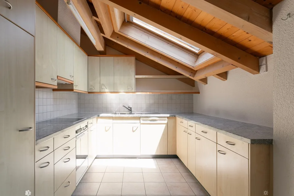 Grosszügige 4½-Zimmer Dachwohnung inklusive 2 Einstellhallenplätzen