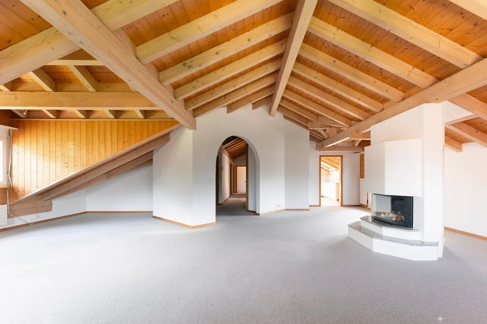 Grosszügige 4½-Zimmer Dachwohnung inklusive 2 Einstellhallenplätzen