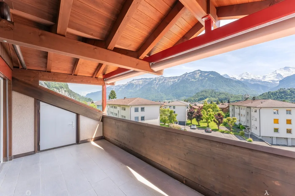 Grosszügige 4½-Zimmer Dachwohnung inklusive 2 Einstellhallenplätzen