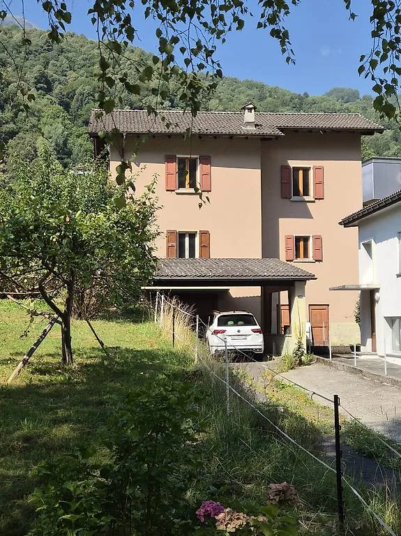 Acquarossa - Casa con 7 locali e grande terreno