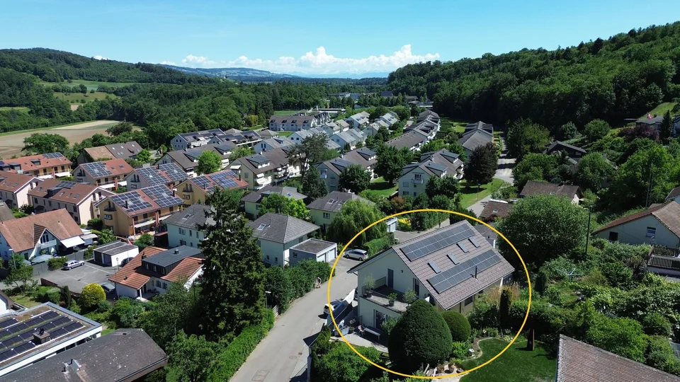 Zwei-Generationen-Haus an ruhiger Hanglange.