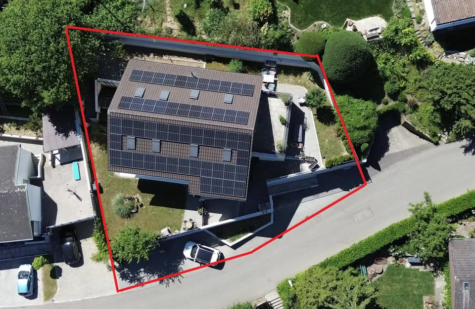 Zwei-Generationen-Haus an ruhiger Hanglange.