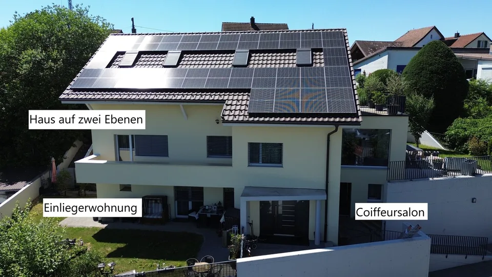 Zwei-Generationen-Haus an ruhiger Hanglange.
