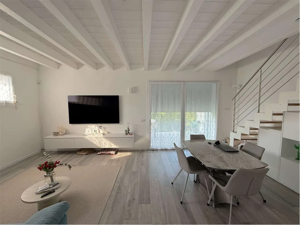 Appartement élégant de trois pièces avec terrasse à Solbiate Arno