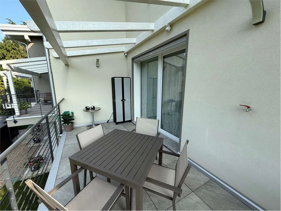 Appartement élégant de trois pièces avec terrasse à Solbiate Arno