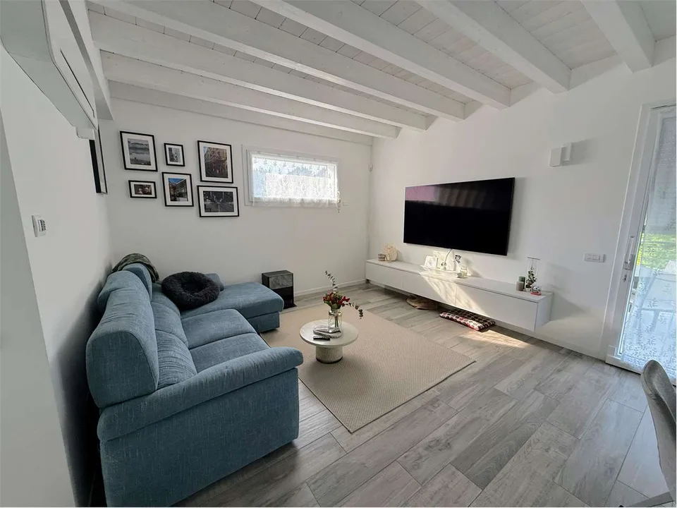 Appartement élégant de trois pièces avec terrasse à Solbiate Arno