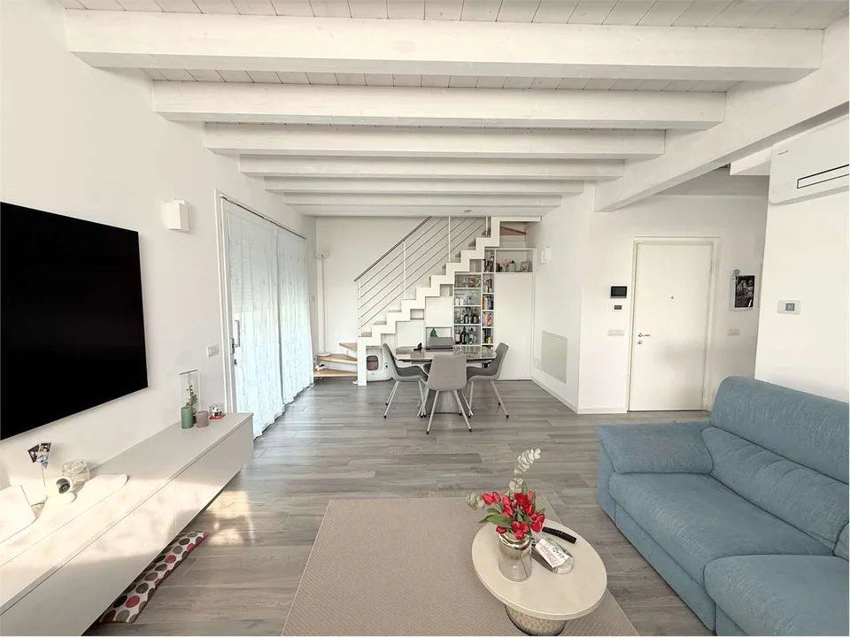 ELEGANTE TRILOCALE CON TERRAZZO A SOLBIATE ARNO
