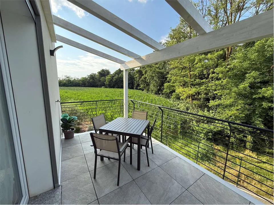 Appartement élégant de trois pièces avec terrasse à Solbiate Arno
