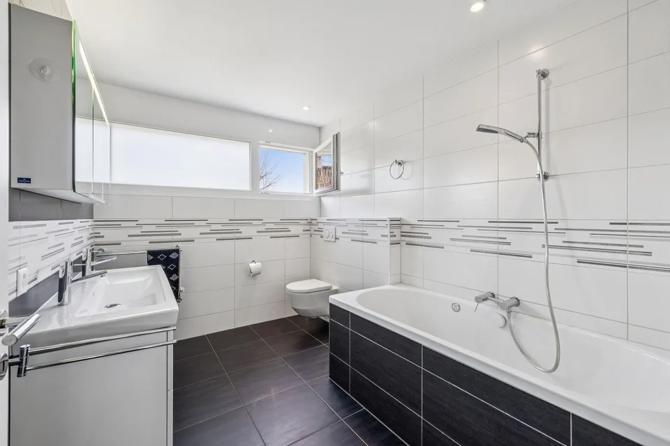 Prachtvolle individuelle Villa mit 7,5 Zimmern im modernen Design – Foto 9 von 12