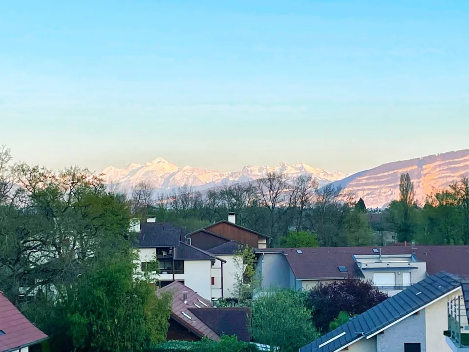 Superbo appartamento T4 con terrazza e vista del Mont-Blanc, vicino al confine