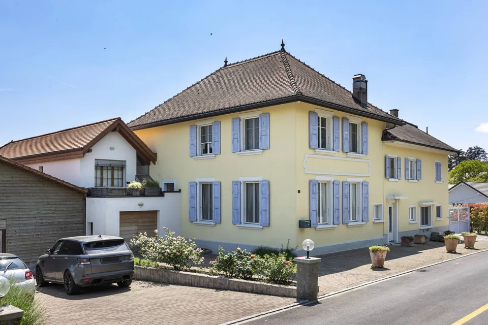 Schönes Dorfhaus mit 3 Wohnungen, Terrasse und Garten