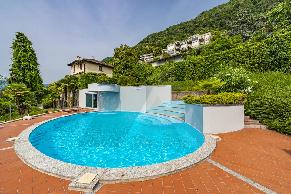APPARTAMENTO CON GIARDINO PRIVATO E PISCINA CONDOMINIALE