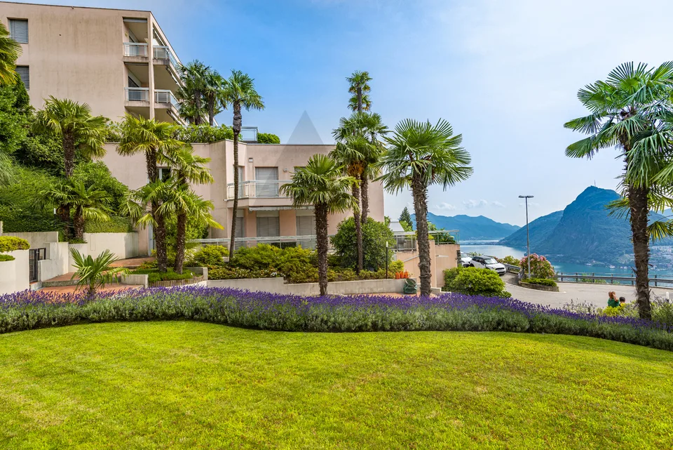 APPARTAMENTO CON GIARDINO PRIVATO E PISCINA CONDOMINIALE