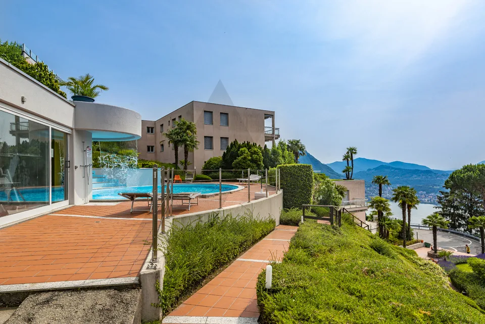 APPARTAMENTO CON GIARDINO PRIVATO E PISCINA CONDOMINIALE