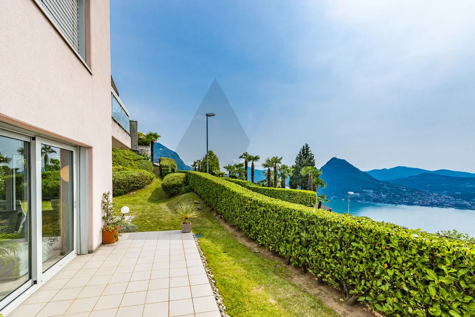 APPARTAMENTO CON GIARDINO PRIVATO E PISCINA CONDOMINIALE
