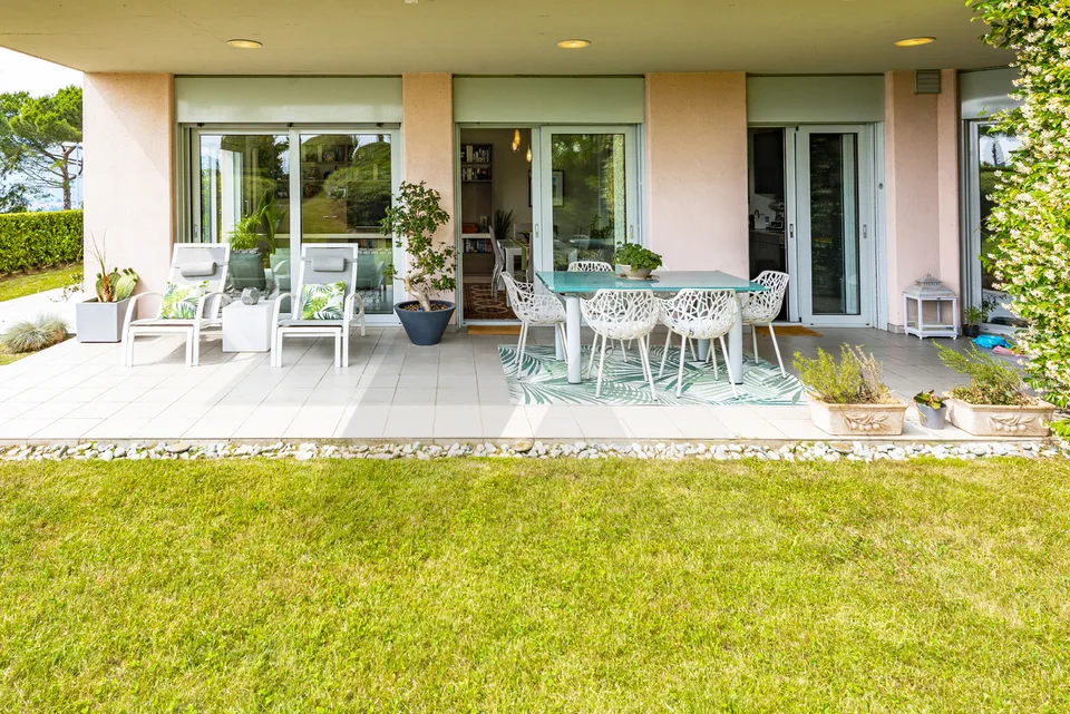 APPARTAMENTO CON GIARDINO PRIVATO E PISCINA CONDOMINIALE – Foto 7 von 13