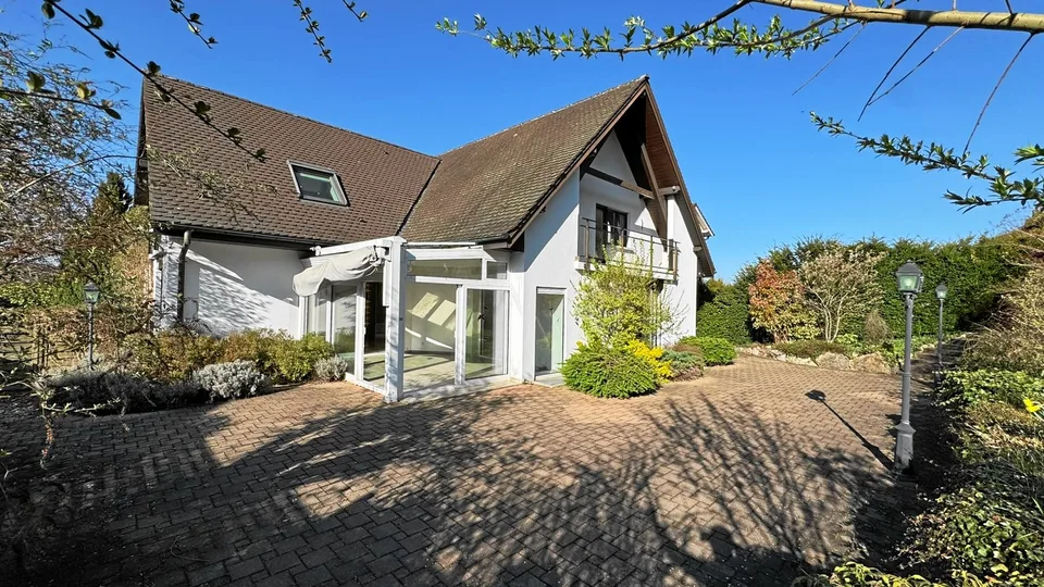 Casa dell'Architetto di 218 m² in un'oasi di verde