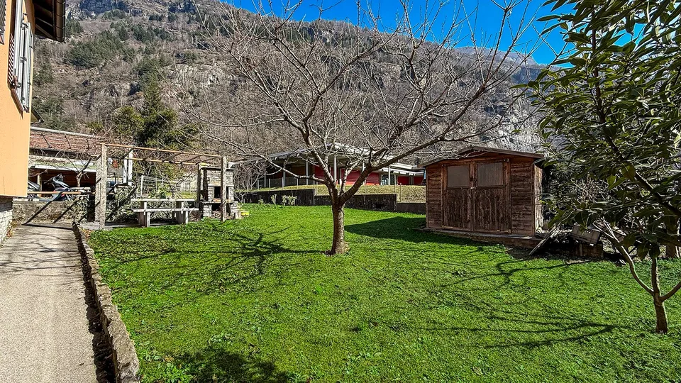 Casa unifamiliare con grande giardino