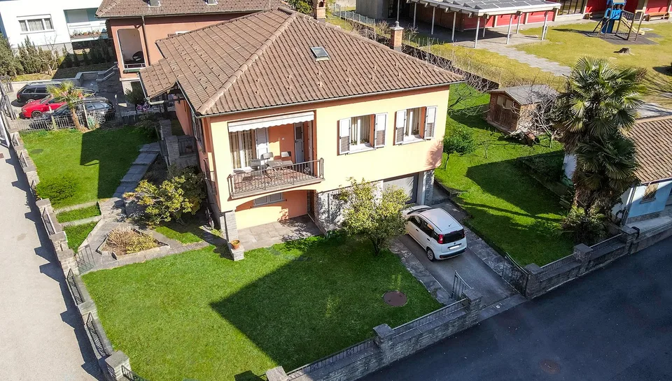 Casa unifamiliare con grande giardino